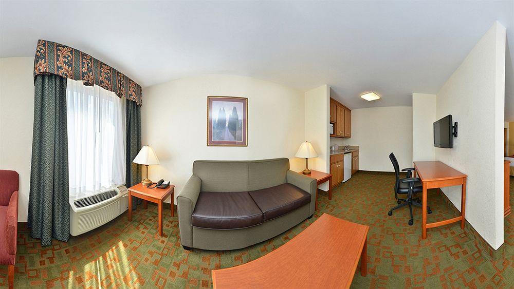 Holiday Inn Express Hotel & Suites Petersburg/Dinwiddie By Ihg Exterior foto